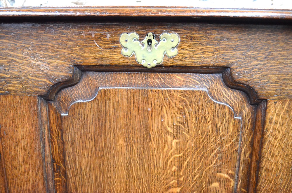 An 18th century oak mule chest, - Image 4 of 5
