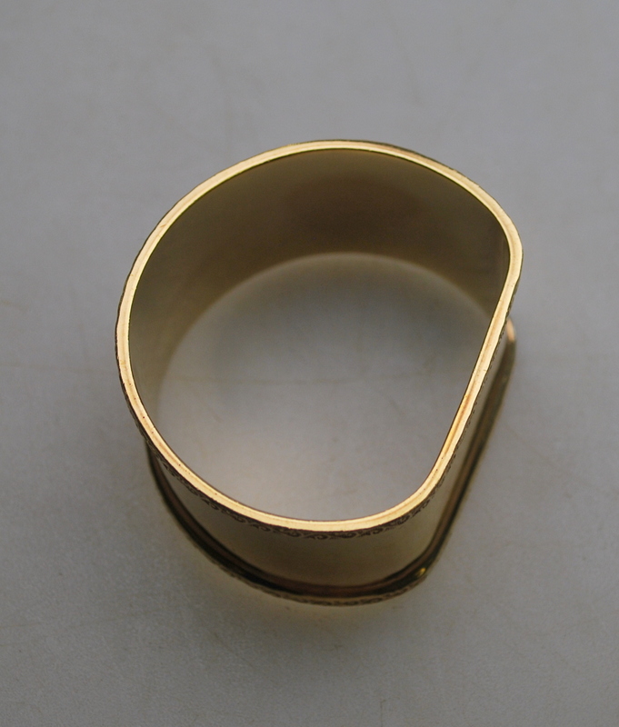 A 9ct yellow gold D-shaped napkin ring with cast scrolled edges approx 30g - Image 2 of 2