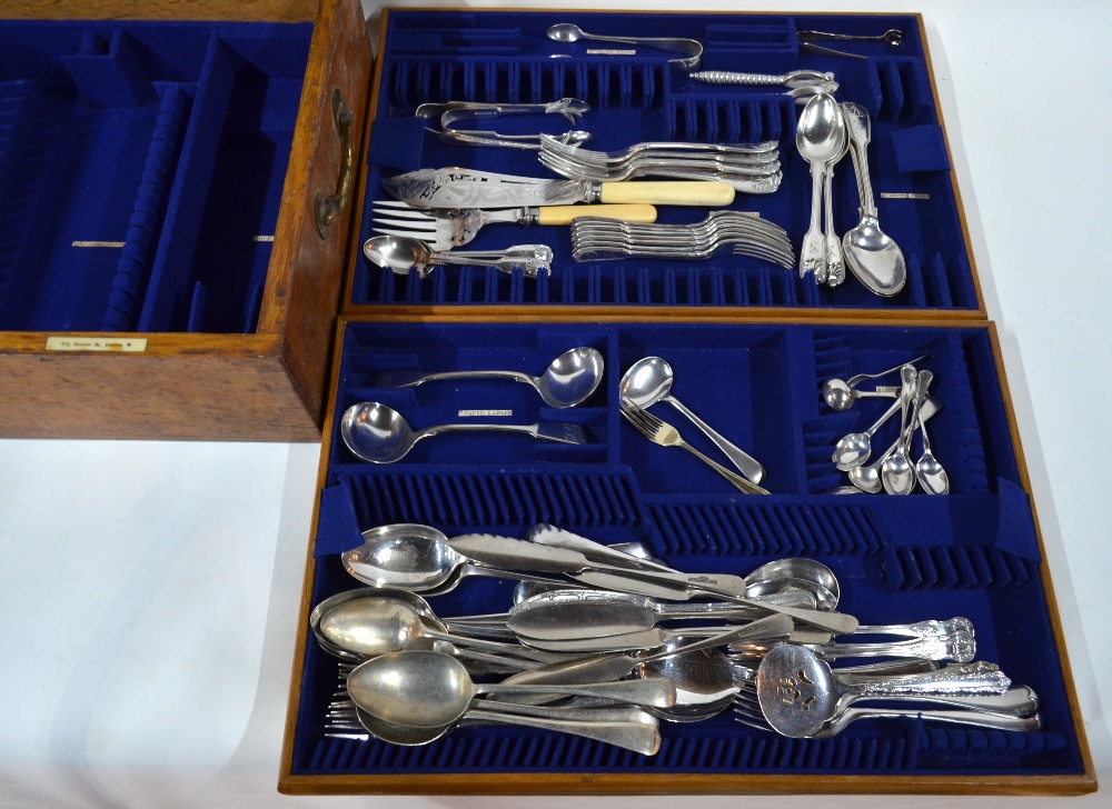 An oak canteen containing a mixed selection of electroplated fiddle, - Image 3 of 5