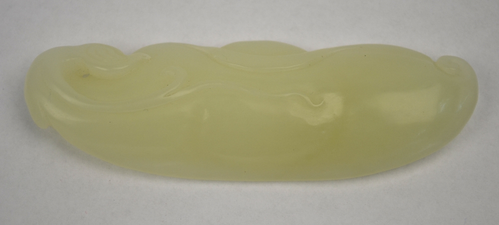 A small green jade of whitish hue carved as a bean, - Image 2 of 4
