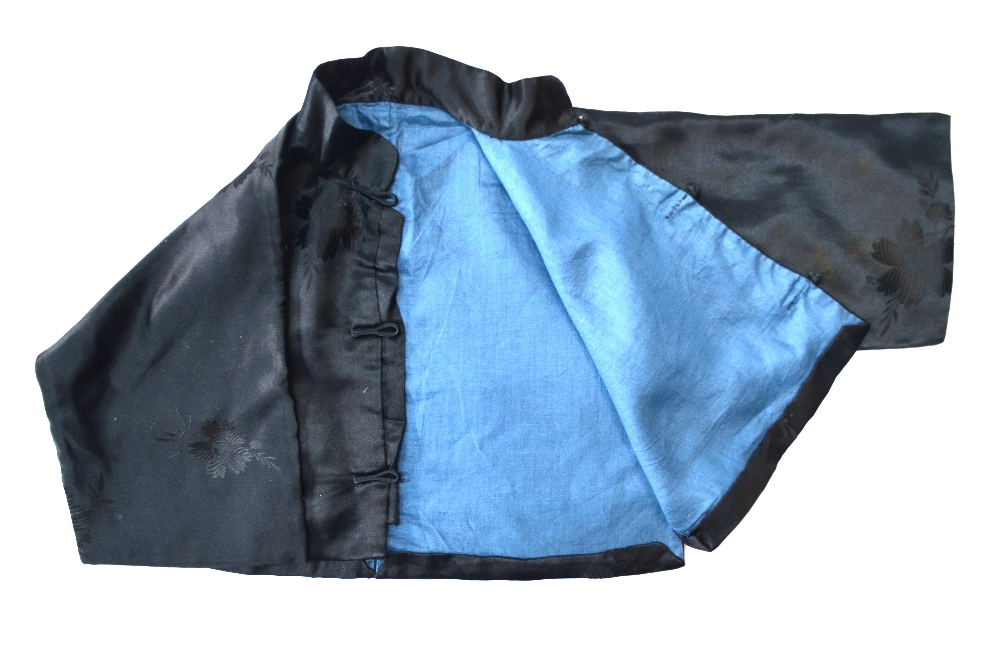 Four textiles, comprising: a small black blouse for a child, about 30cm long; two blue silk blouses, - Image 7 of 8