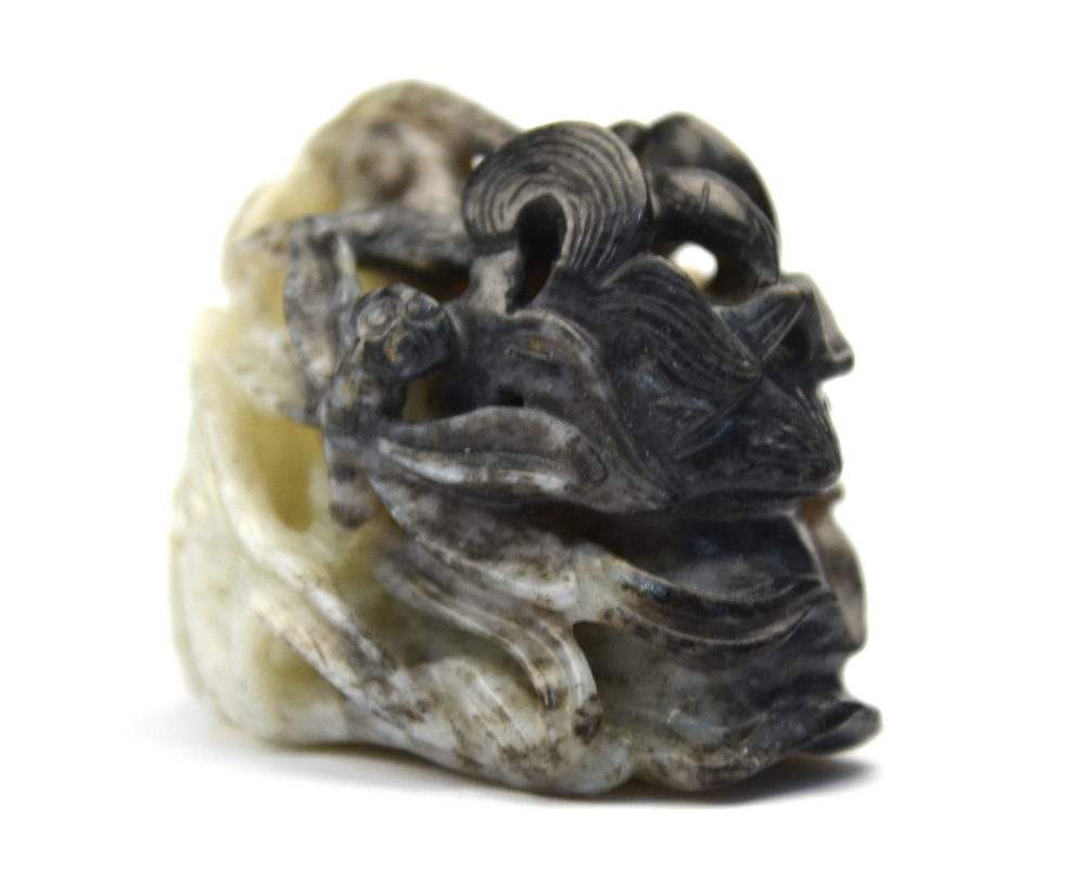 A mottled grey, white and black jade hat finial decorated with a Natural History design, 3. - Image 5 of 5