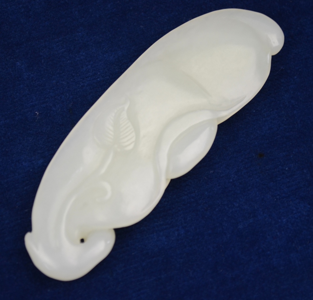 A small green jade of whitish hue carved as a bean, - Image 4 of 4