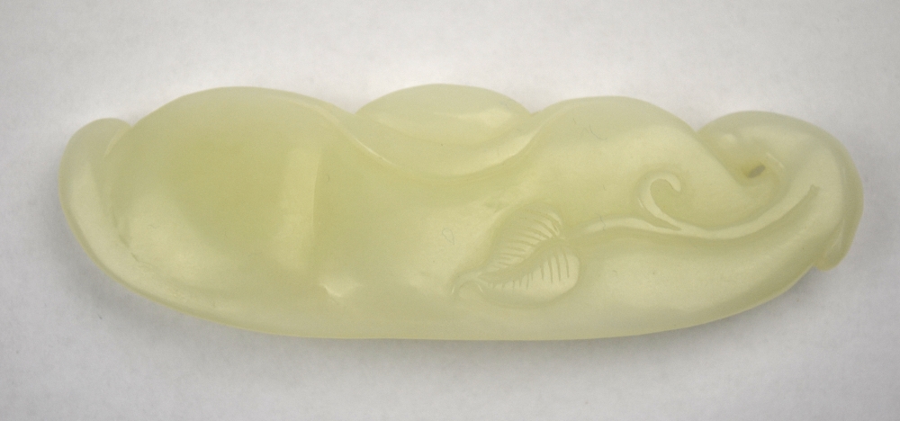 A small green jade of whitish hue carved as a bean, - Image 3 of 4