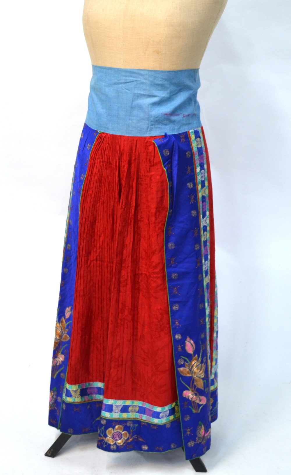 A silk and gilt thread skirt, decorated with floral designs and shou symbols, - Image 7 of 7