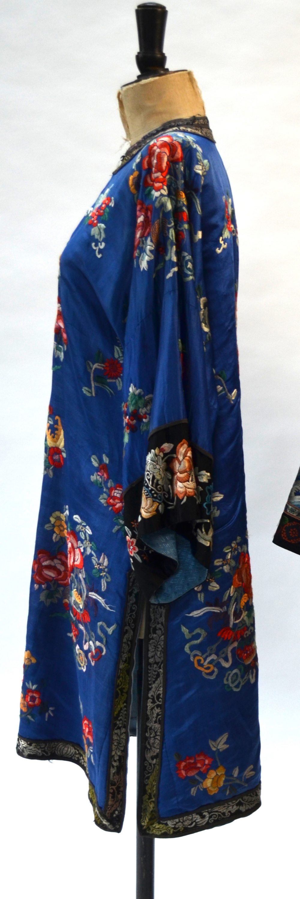 A blue ground Chinese silk coat, decorated with floral designs; the black ground sleeves, - Image 4 of 5