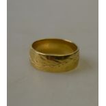 A 9ct yellow gold engraved wedding band approx 6 g