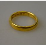 A 22ct wedding band, approx 4.