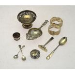 Various oddments of silver, including a pair of engine-turned oval napkin rings, tea strainer,