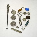 A quantity of silver and other oddments, costume jewellery and collectables,