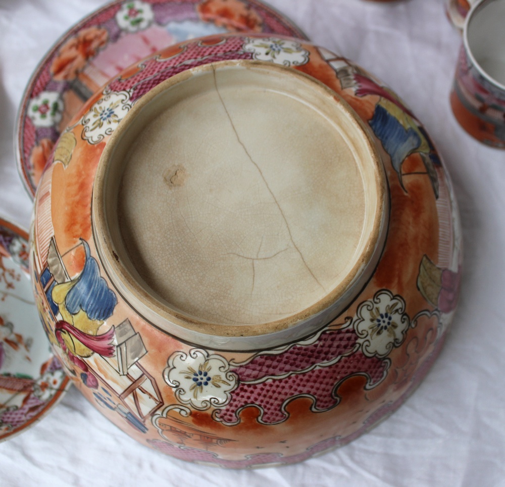 A late 18th century Newhall part tea and coffee service with chinoiserie decoration, - Image 6 of 10