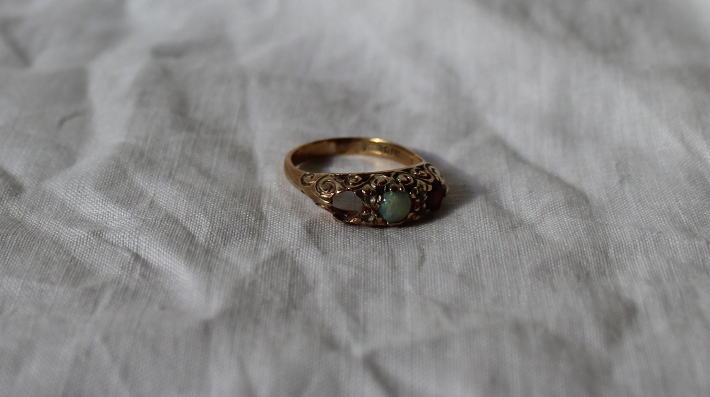 A 9ct yellow gold opal and garnet dress ring - Image 3 of 3