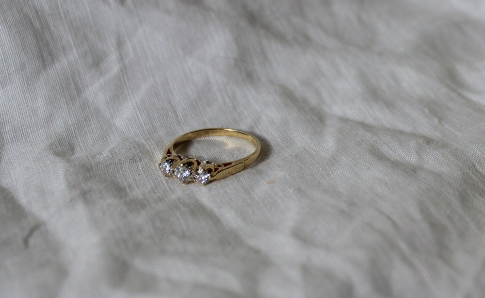 An 18ct yellow gold three stone diamond ring, - Image 3 of 4