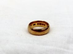 A 22ct gold wedding band,