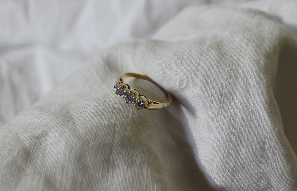 An 18ct yellow gold three stone diamond ring,