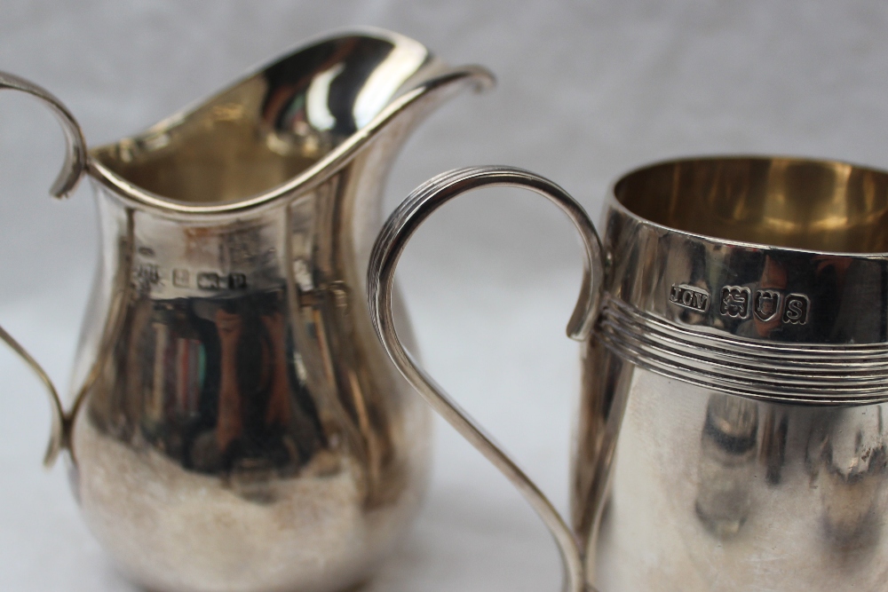 A George V silver cream jug, London, 1913, together with another cream jug, spoons, thimbles, - Image 2 of 2