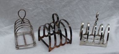A George IV silver four division toast rack, Sheffield, 1943,