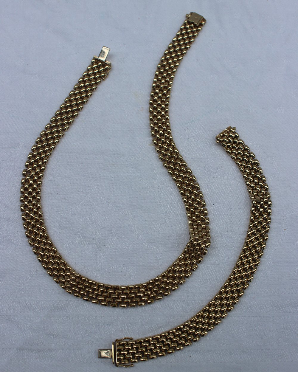 A yellow gold necklace and matching bracelet, with five rows of oval links, - Image 2 of 3