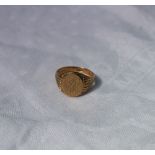 A 9ct yellow gold signet ring engraved with the initials "HR", approximately 6.