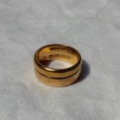 An 18ct gold wedding band approximately 3.