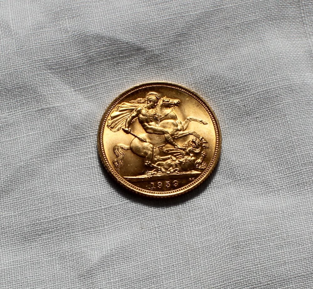 An Elizabeth II gold sovereign dated 1959 - Image 2 of 2