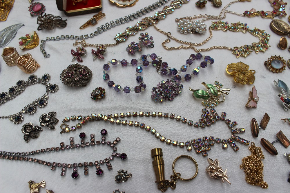 Assorted costume jewellery including necklaces, hat pins, cufflinks, earrings, penknives, brooches, - Bild 5 aus 6