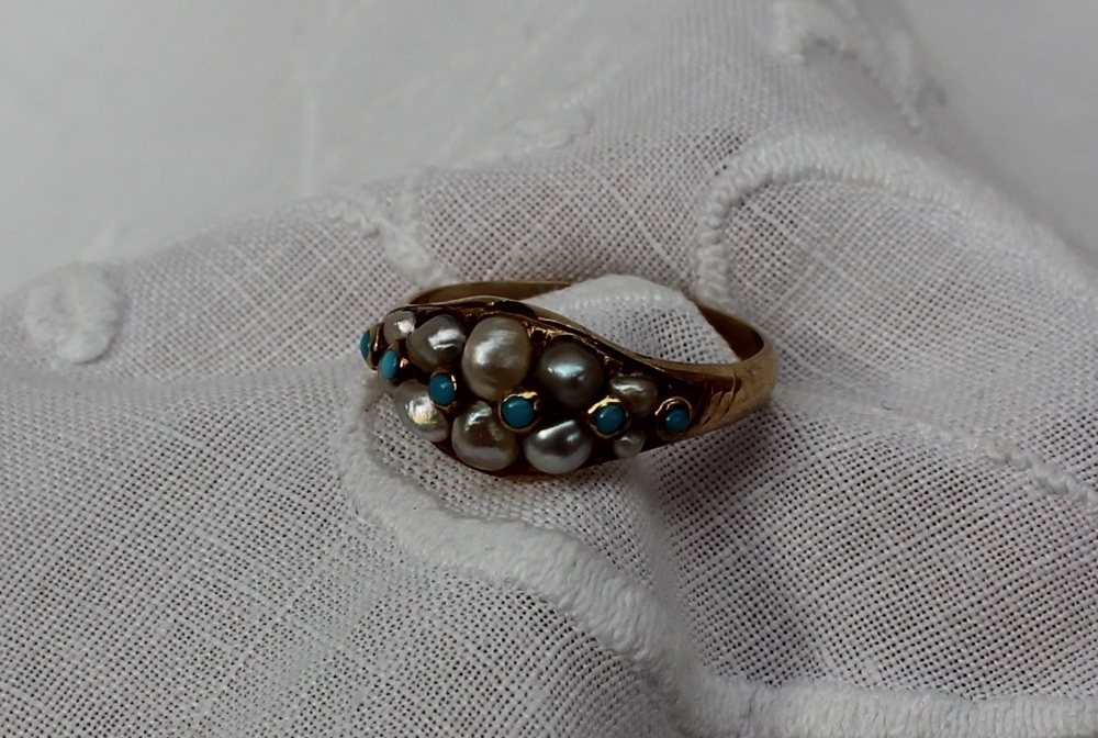 A Victorian pearl and turquoise ring, of pointed oval form, to a yellow metal setting and shank, - Bild 2 aus 4