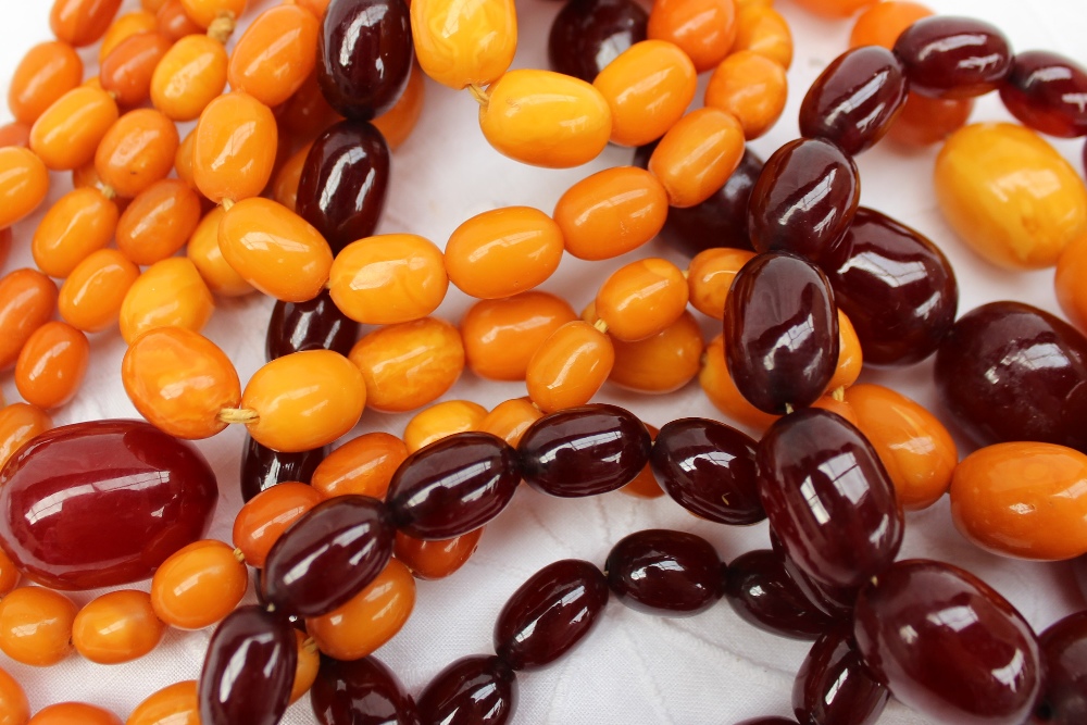 A graduated amber bead necklace, comprising 56 graduated beads from 12mm to 22mm, - Image 2 of 3