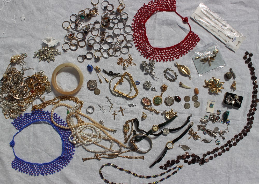 A pearl necklace together with assorted costume jewellery, - Image 2 of 3