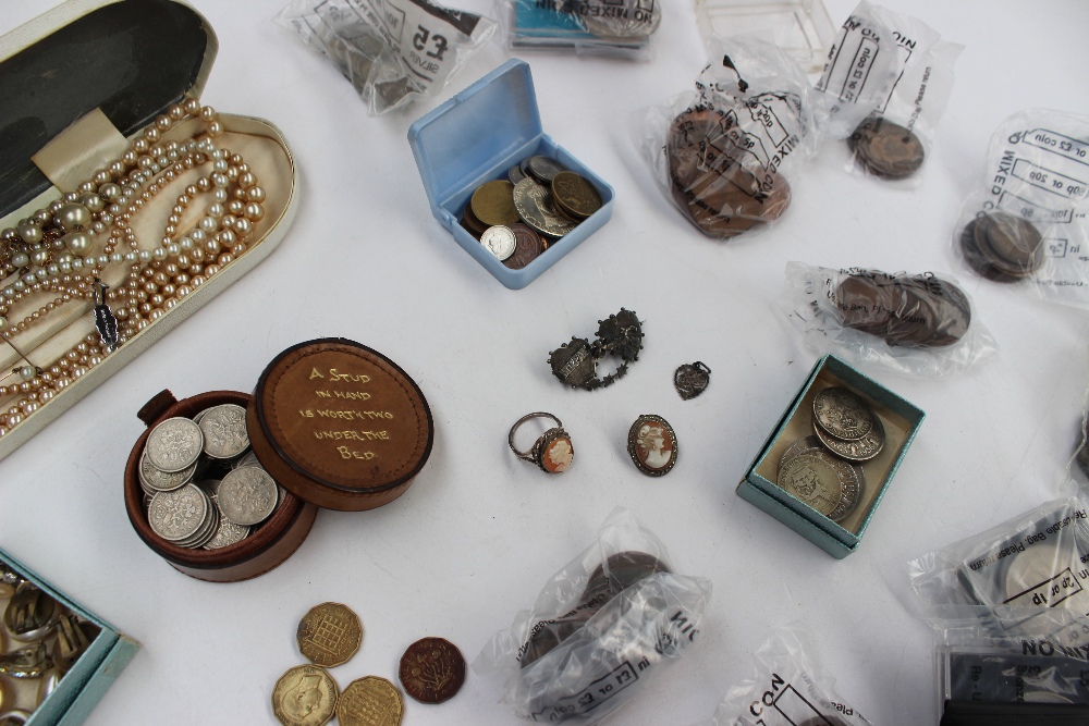 Assorted crowns, together with pennies, sixpences, faux pearls, - Image 4 of 4