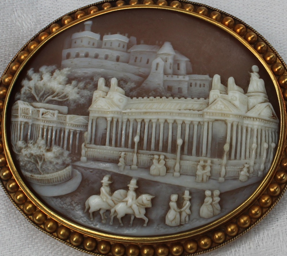 A shell cameo brooch, depicting a castle on a hill, with buildings and figures in the foreground, 5. - Bild 2 aus 5