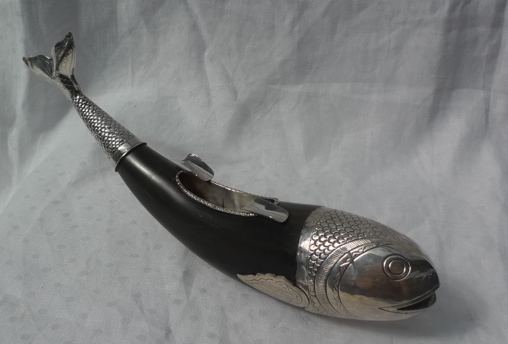 A white metal and horn ashtray in the form of a fish, - Image 2 of 4