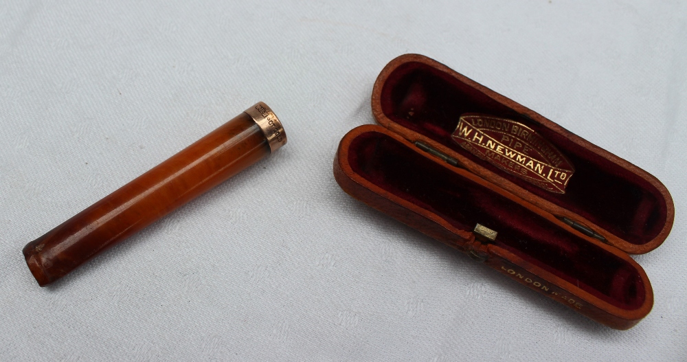 A 9ct gold and amber cheroot holder, cased, stamped W. - Bild 3 aus 3