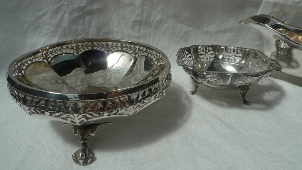 A George V silver sauce boat with a flower head and line rim on three shell capped legs and pad - Image 5 of 5