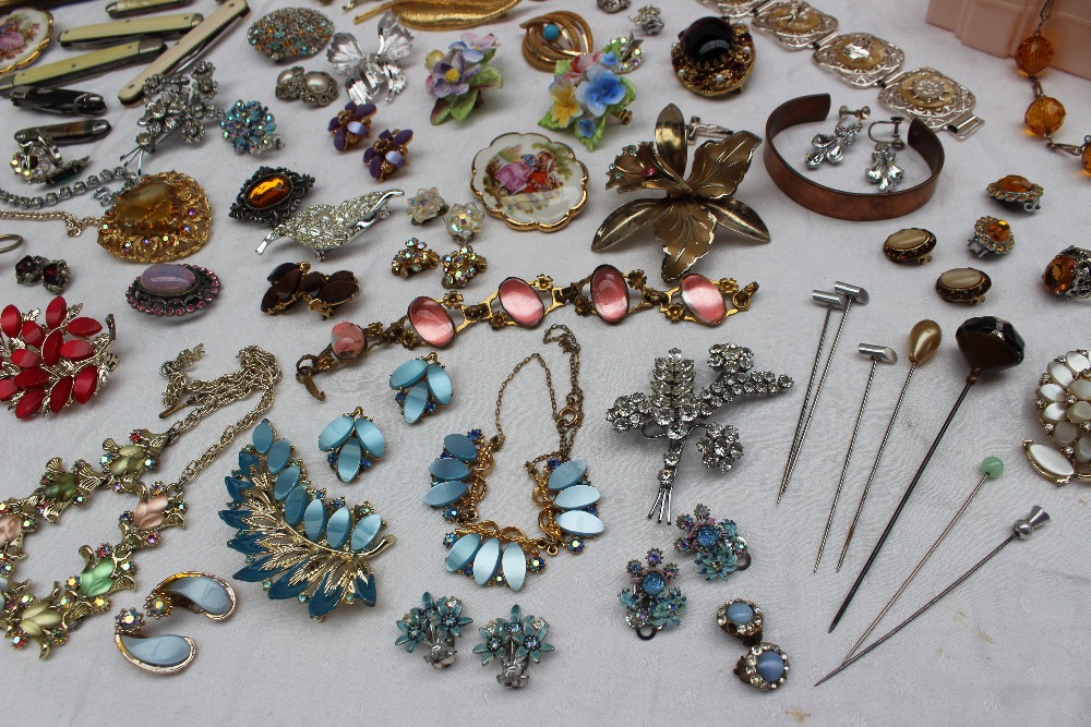 Assorted costume jewellery including necklaces, hat pins, cufflinks, earrings, penknives, brooches, - Bild 3 aus 6