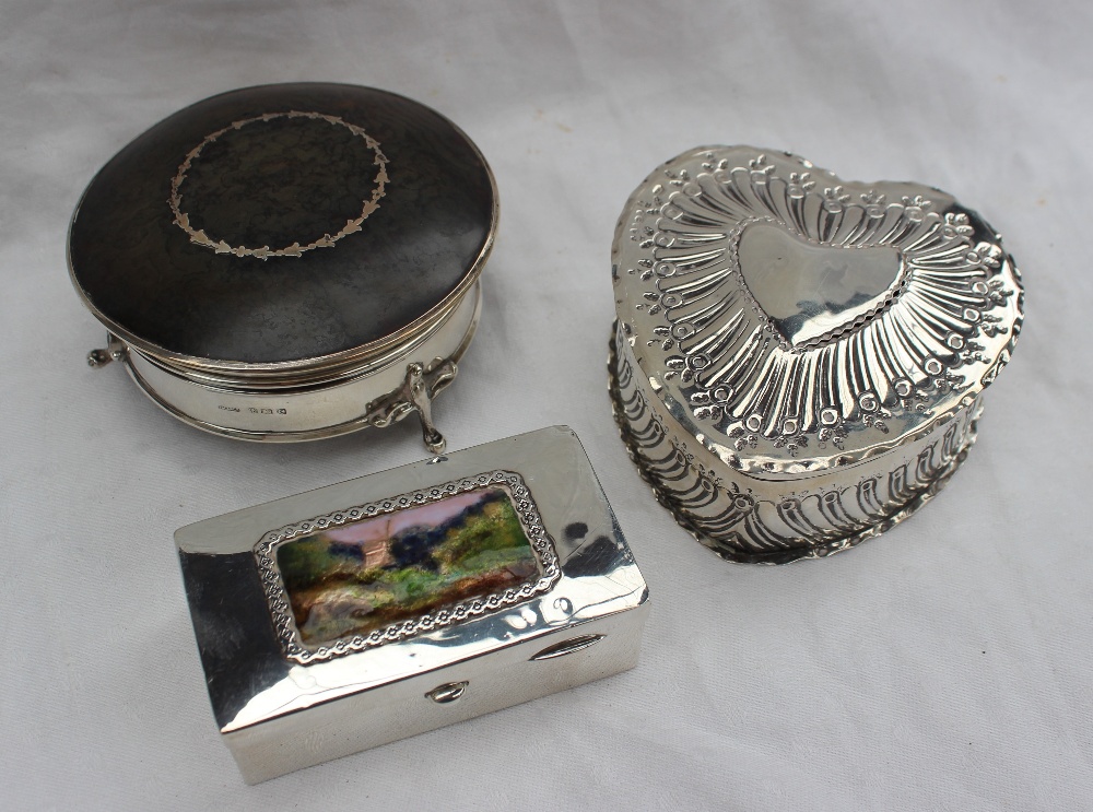 A George V silver and tortoiseshell trinket box of circular form on three splayed legs, Birmingham,