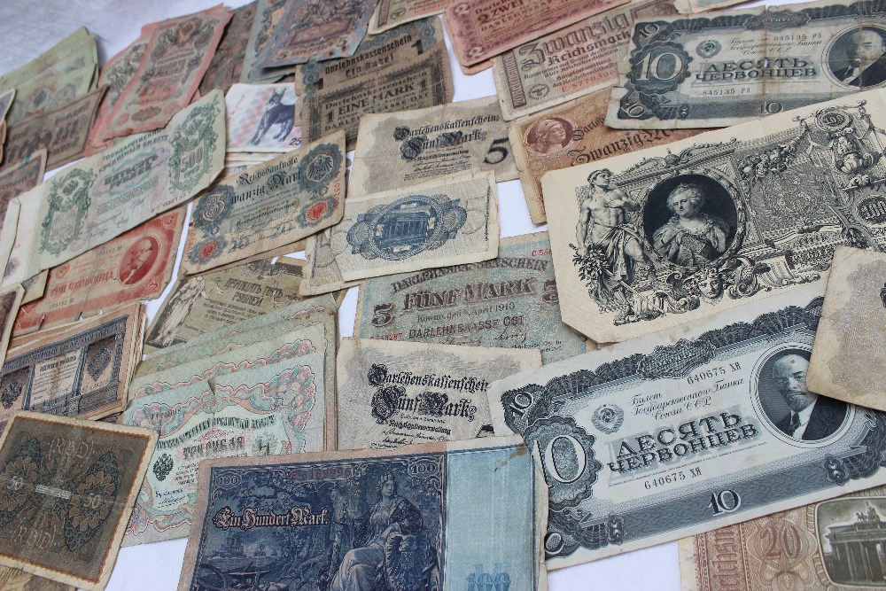 A collection of Russian and German banknotes including 1910 100 Roubles, 1912 500 Roubles, - Image 5 of 6