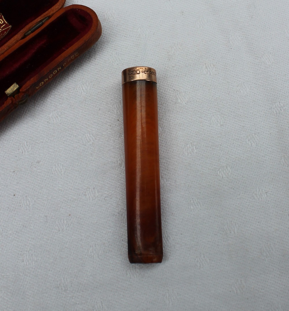 A 9ct gold and amber cheroot holder, cased, stamped W.