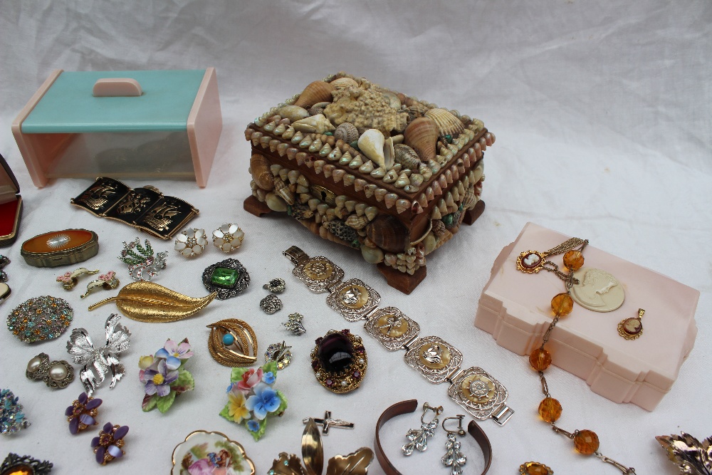 Assorted costume jewellery including necklaces, hat pins, cufflinks, earrings, penknives, brooches, - Bild 6 aus 6