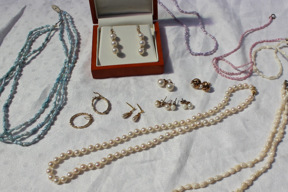 A pearl necklace together with pearl drop earrings, other earrings, - Image 2 of 3