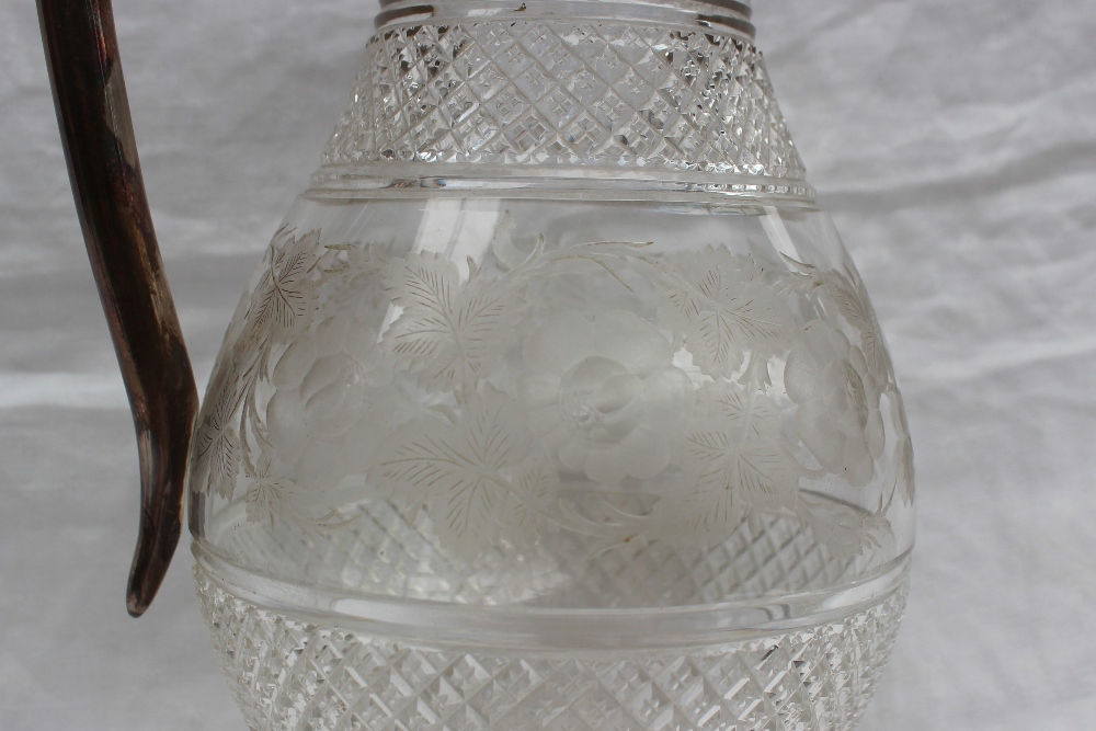 A late Victorian silver topped claret jug, - Bild 3 aus 3