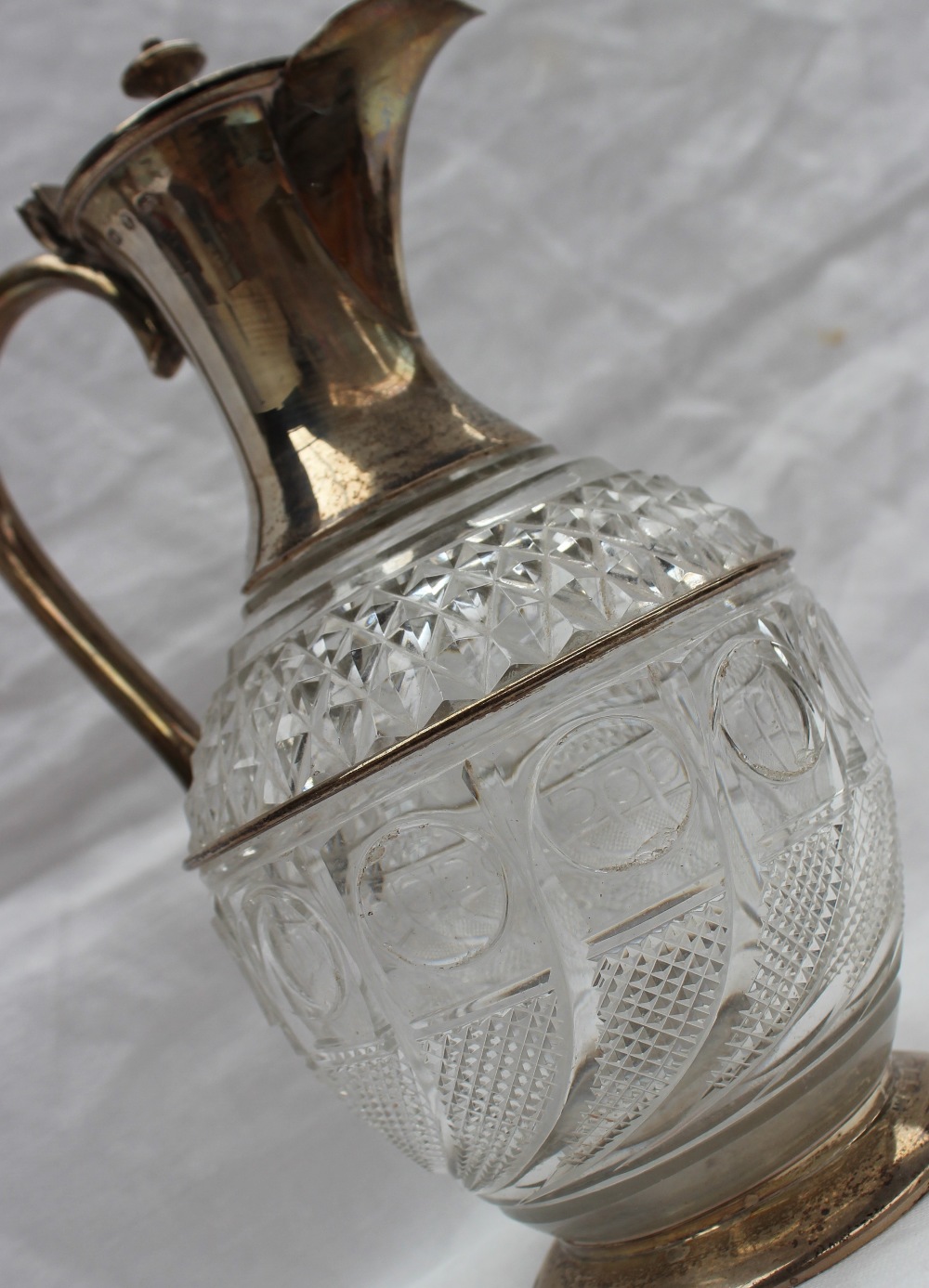 A late Victorian silver topped claret jug, with a tapering neck, - Bild 5 aus 5