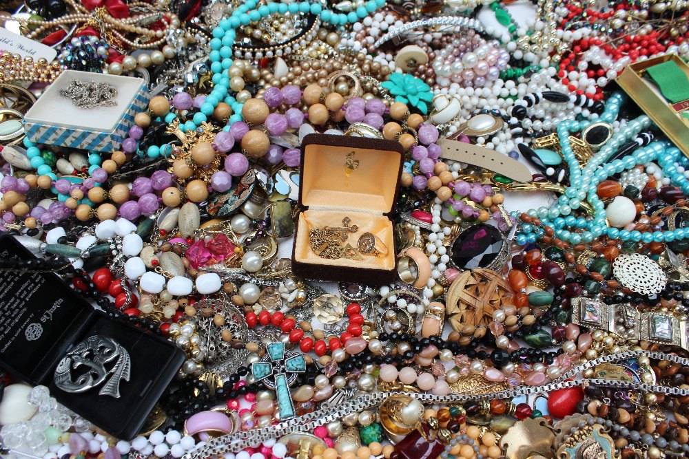 A large quantity of costume jewellery including necklaces, brooches, rings, bead necklaces, bangles, - Image 2 of 6