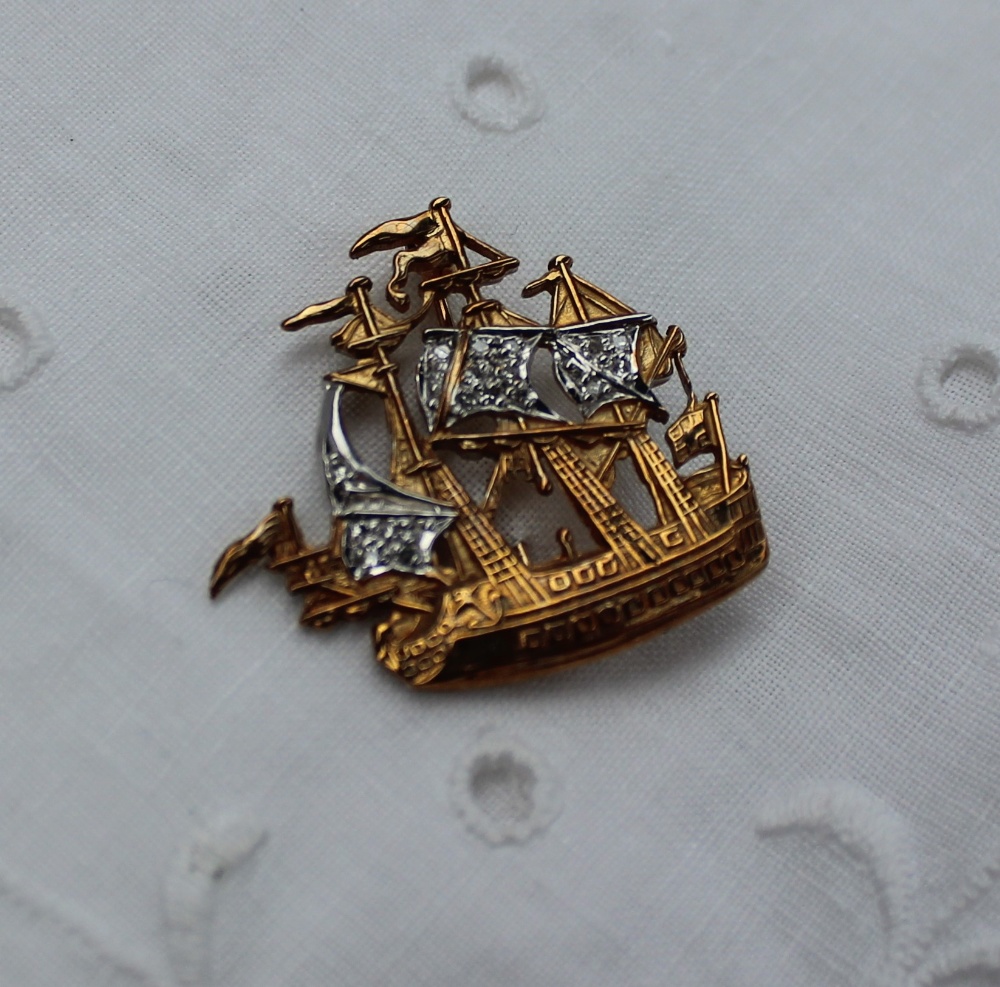 A 9ct yellow gold brooch in the form of a sailing ship, set with diamonds, approximately 5 grams, - Bild 2 aus 3