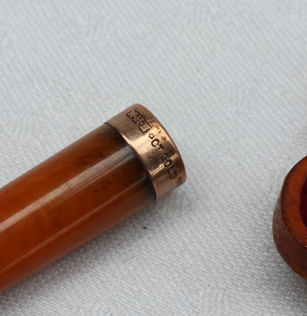 A 9ct gold and amber cheroot holder, cased, stamped W. - Bild 2 aus 3