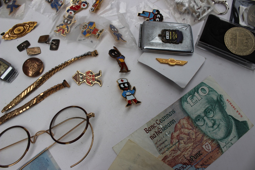 Assorted bank notes, together with Robertson gollywog badges, assorted crowns, tie pin, glasses, - Image 5 of 6