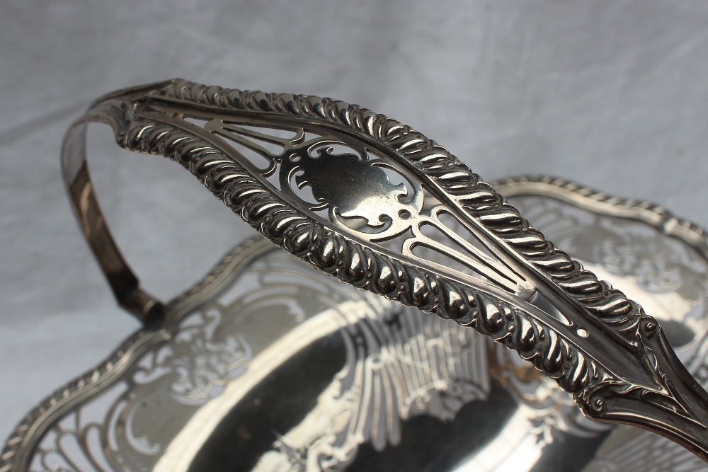 A George V silver swing handled cake basket, - Bild 4 aus 5