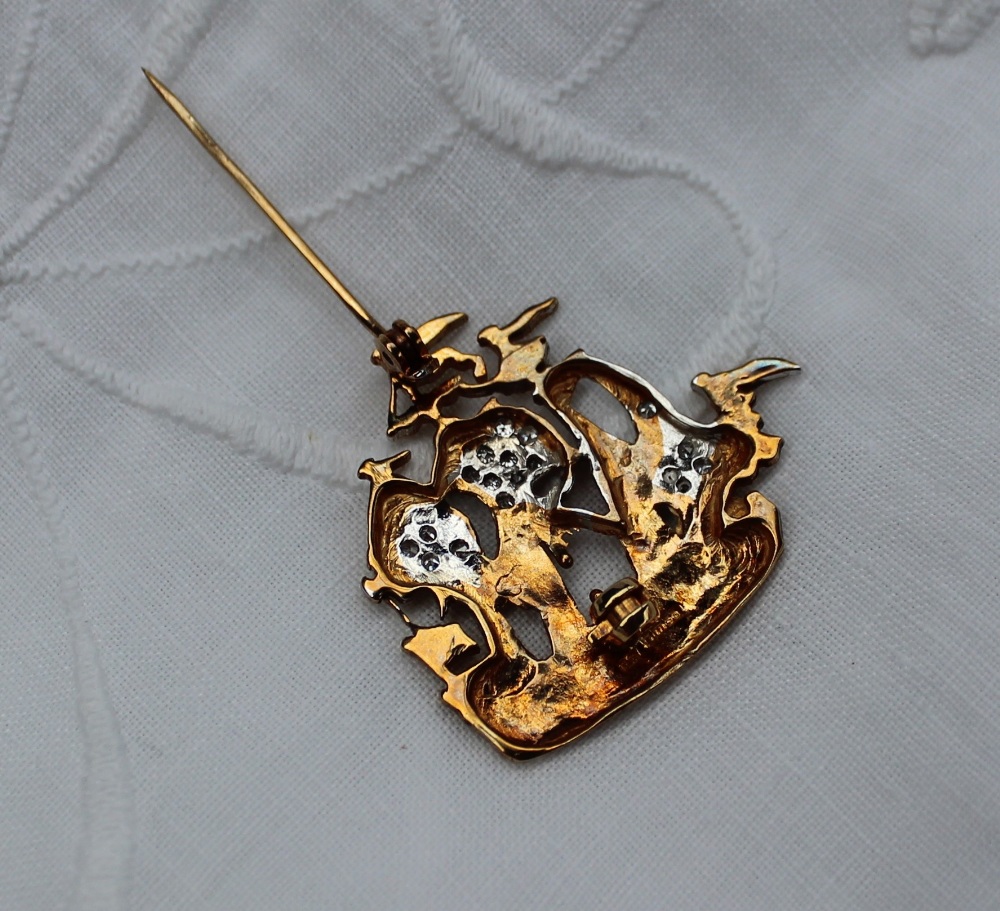 A 9ct yellow gold brooch in the form of a sailing ship, set with diamonds, approximately 5 grams, - Bild 3 aus 3