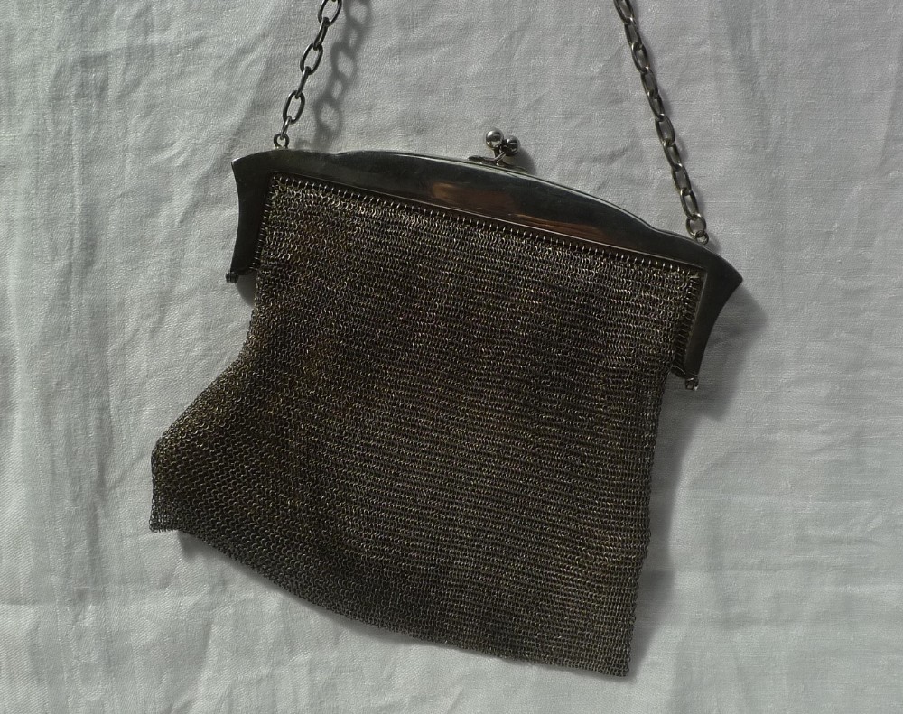 A George V silver mesh purse, import marks for Chester, 1918, approximately 340 grams 19.