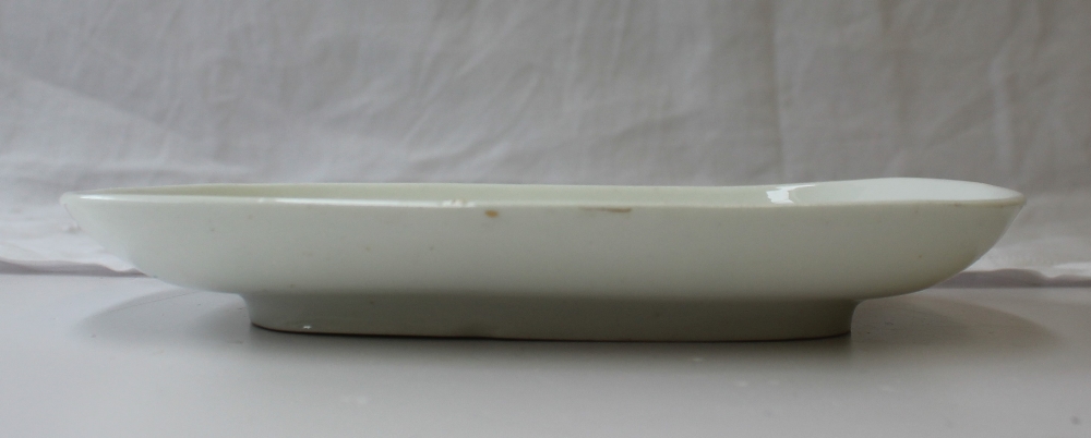 A Swansea porcelain tea pot stand of rectangular form decorated with a continuous band of vines and - Image 3 of 5